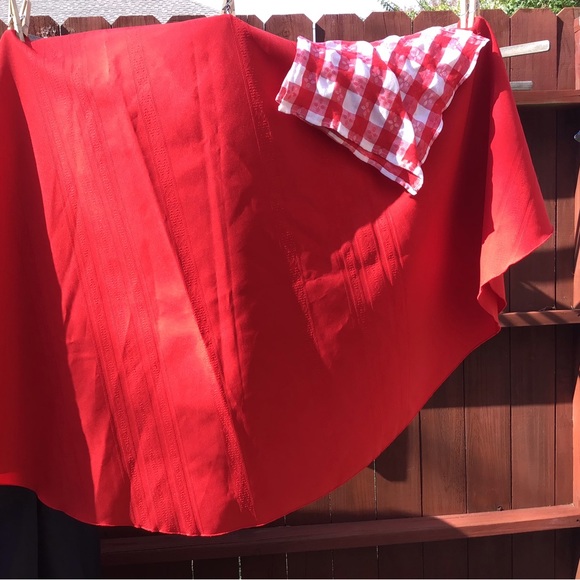 VINTAGE RED ROUND TABLECLOTH WITH NAPKINS - Picture 4 of 4